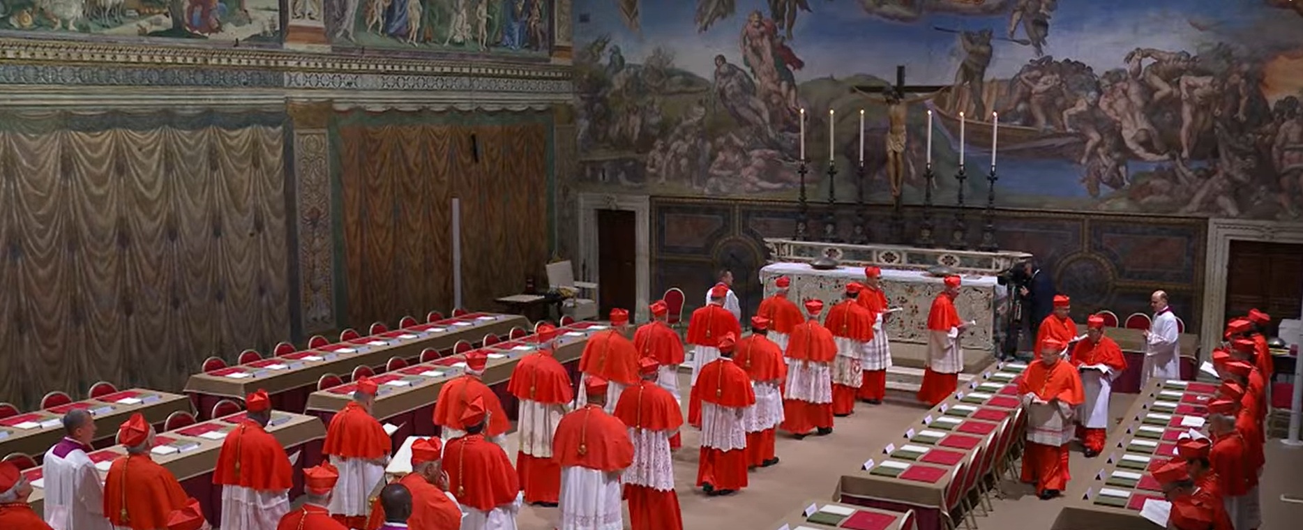 Los cardenales ingresan en procesión a la Capilla Sixtina, donde elegirán al sucesor de Francisco.