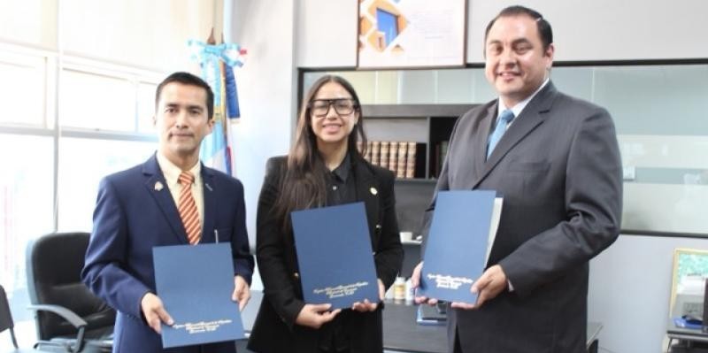 Funcionarios del Registro Mercantil y del Segundo Registro de la Propiedad, luego de la firma del convenio. /Foto: Mineco