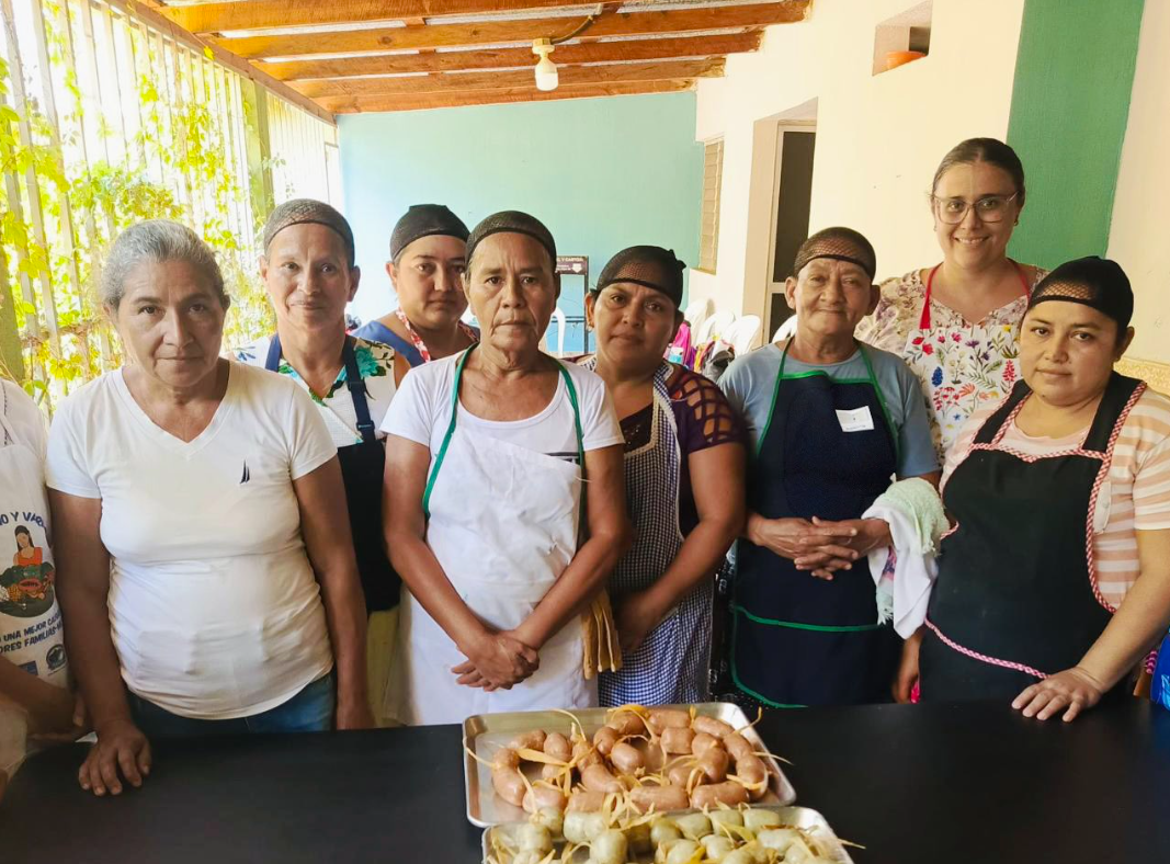 El programa brinda formación técnica, insumos iniciales y seguimiento para garantizar que las beneficiarias puedan emprender. / Foto: Mides.