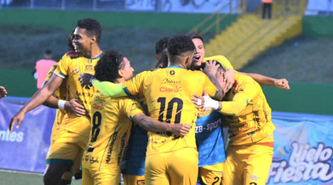¡Desastre albo! Marquense, sin categoría, pero con coraje, elimina del Clausura 2025 a Comunicaciones