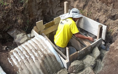 CIV ejecuta trabajos de mantenimiento de la red de drenajes en Sololá./Foto: CIV.