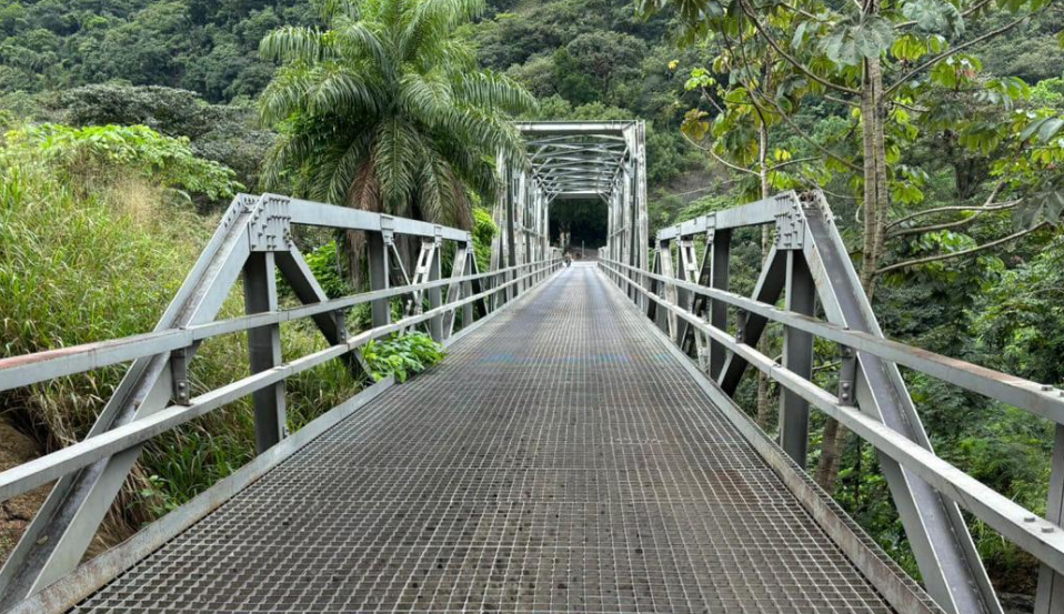 Puente Chixoy presenta desperfectos en la plancha metálica./Foto: CIV.