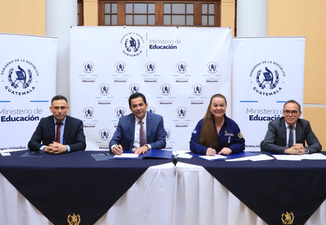 Convenio entre el Mineduc e Intecap fortalece la formación técnica laboral en inglés