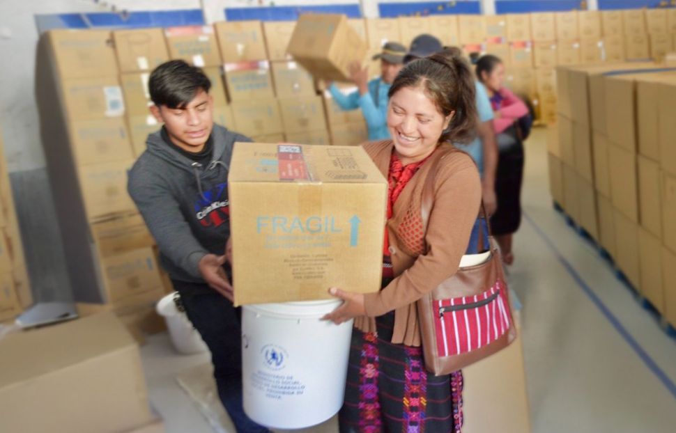 Familias de San Sebastián Huehuetenango recibieron filtros purificadores de agua y estufas ahorradoras de leña