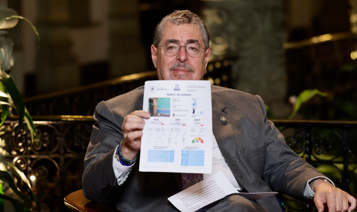 Presidente Bernardo Arévalo en el diálogo con el público sobre Mano a Mano. / Foto: Daniel Ordóñez.