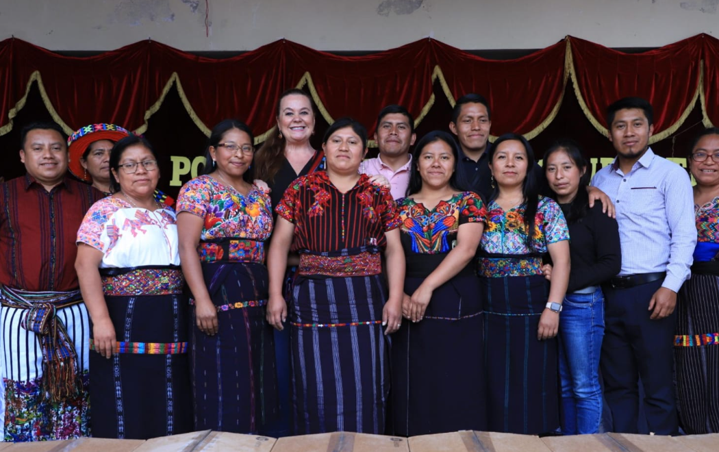 Mineduc entregó 100 equipos de cómputo en comunidades de Sololá. (Foto: Mineduc)