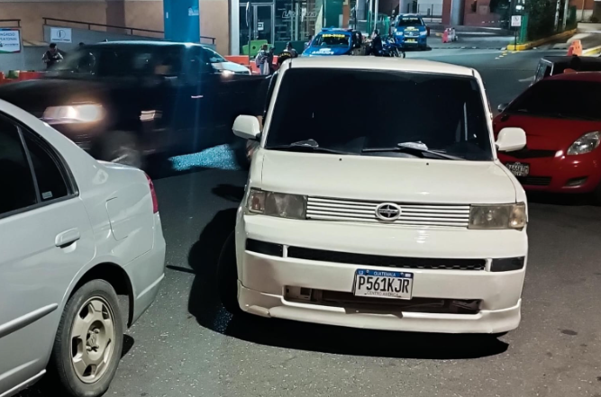 Consignan 9 taxis piratas en zona 18 durante operativos contra el transporte ilegal