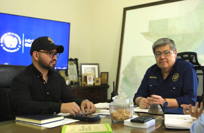 Luis José Juárez Bolaños y el ministro de Gobernación, Francisco Jiménez en una reunión previo a su juramentación: / Foto: Mingob