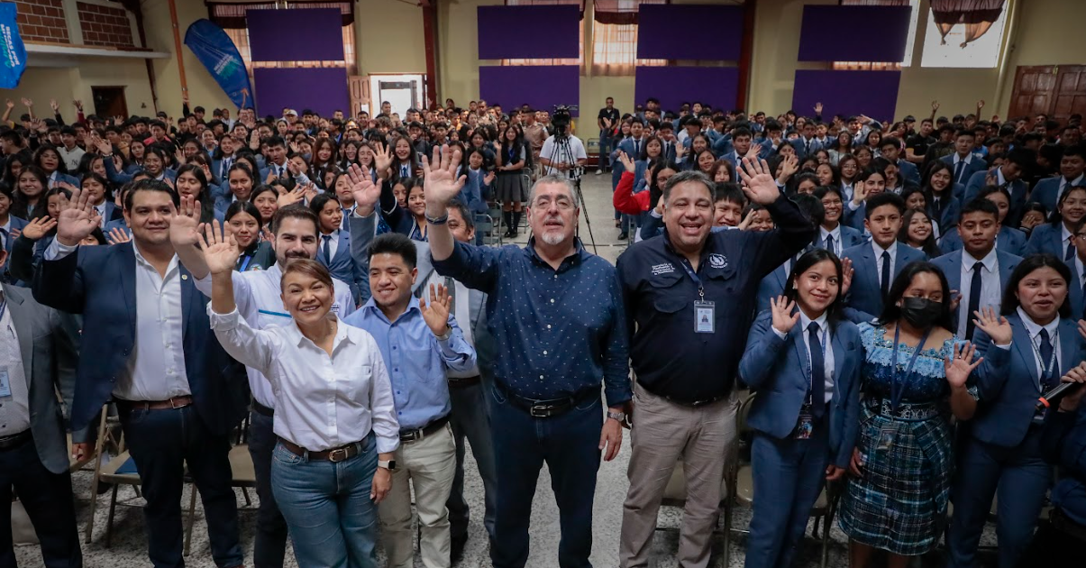 Presidente Bernardo Arévalo impulsa Becas por Nuestro Futuro en Santa Cruz Quiché