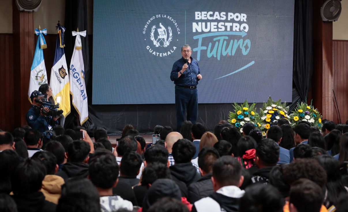Presidente: “El Gobierno está apoyando a los jóvenes con becas para que puedan seguir estudiando”