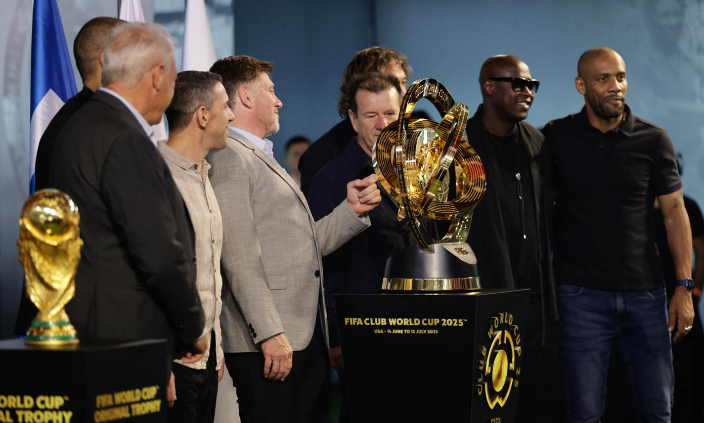 FIFA y Conmebol abren exposición en Paraguay que incluye la Copa Mundial y América