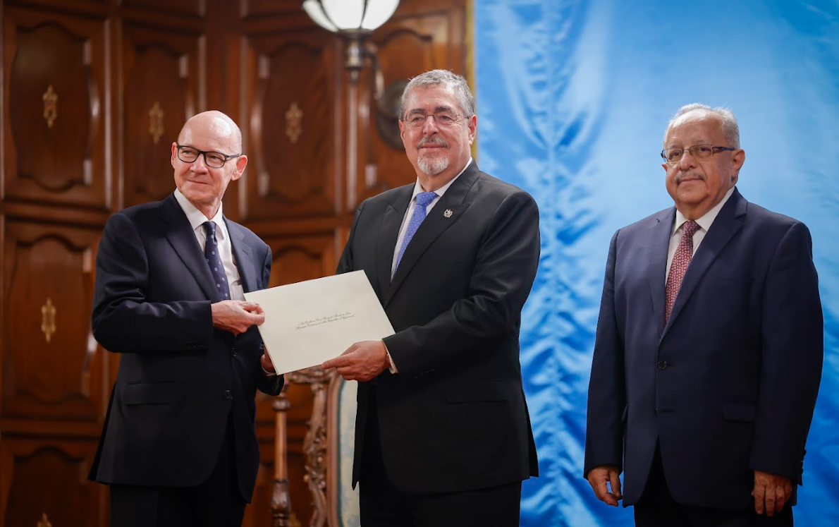 Presidente recibe cartas credenciales de cinco nuevos embajadores