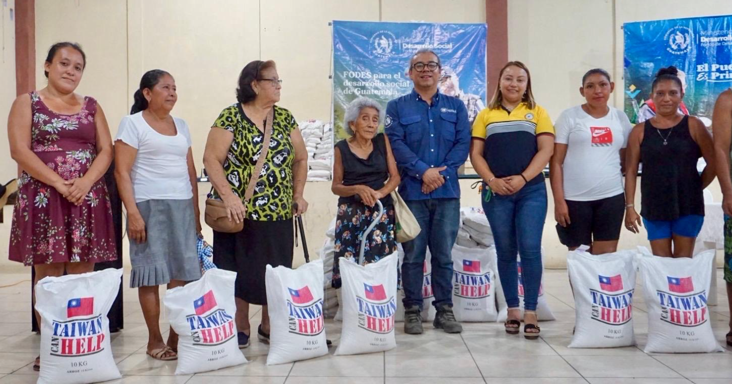 Mides entrega arroz y kits de techo a familias de Retalhuleu