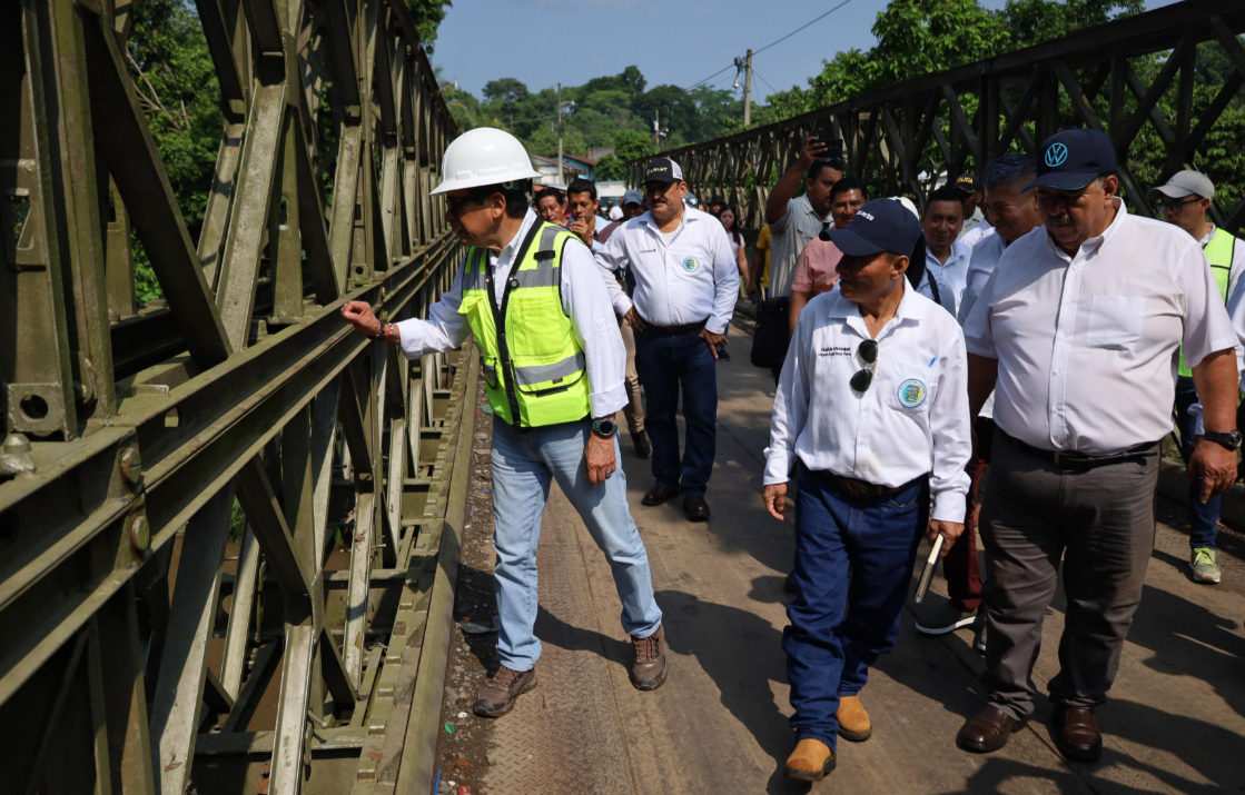 Ministro de Comunicaciones atendió a las solicitudes de legisladores de Suchitpéquez./Foto: CIV.
