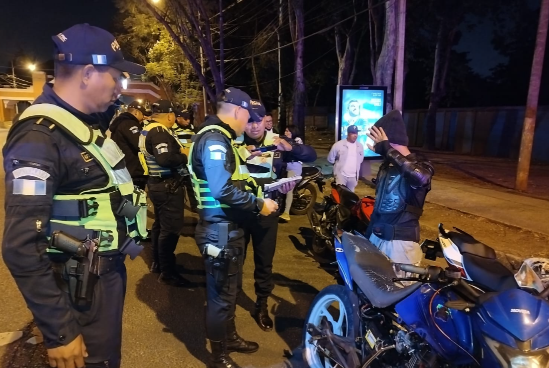 PNC Tránsito llevó a cabo operativos sopresa en horas de la madrugada con el objetivo de prevenir carreras clandestinas./Foto: PNC Tránsito.