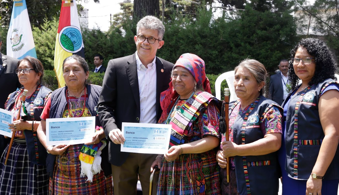 Ministerio de Salud celebra Día Nacional de la Comadrona con entrega de estipendio económico