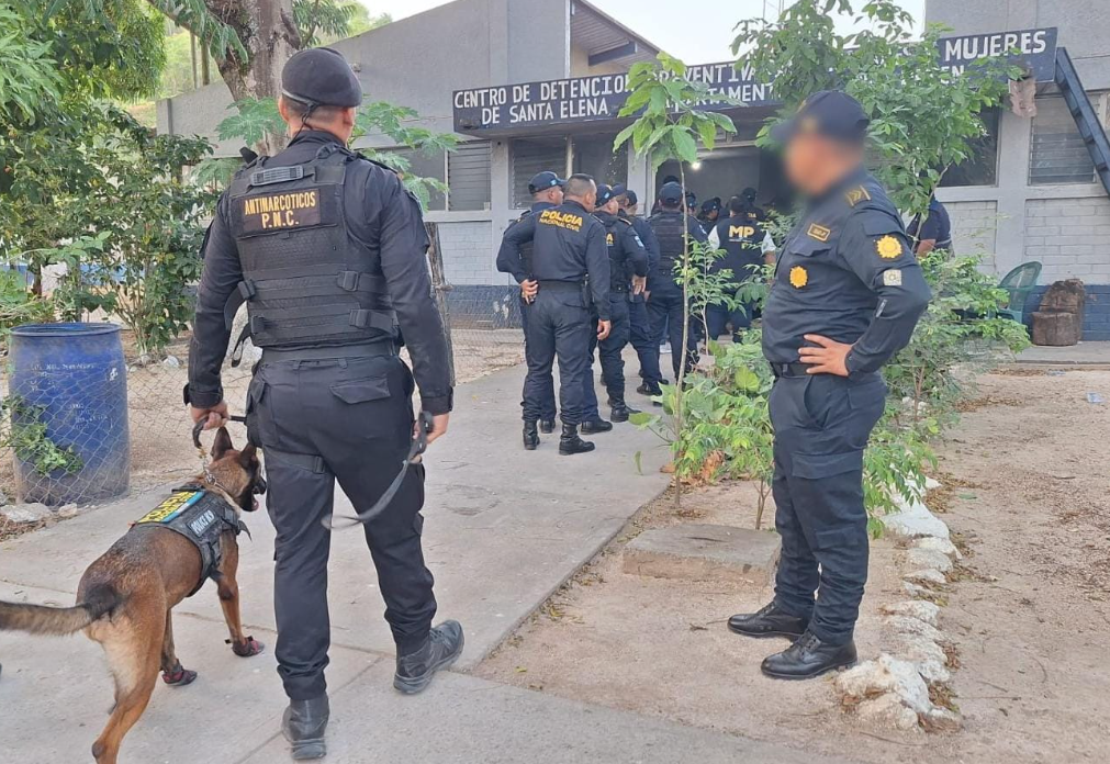 El procedimiento, ejecutado por agentes de la PNC, personal del MP y la PDH. / Foto: PNC