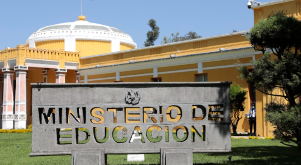 Mineduc ha recibido más de 680 denuncias por irregularidades en escuelas debido a presiones del STEG