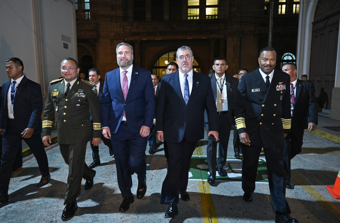 El presidente Bernardo Arévalo y autoridades del Comando Sur de los Estados Unidos