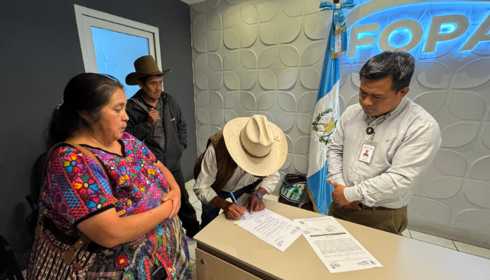 Fopavi entrega certificaciones de subsidios de vivienda en Chimaltenango