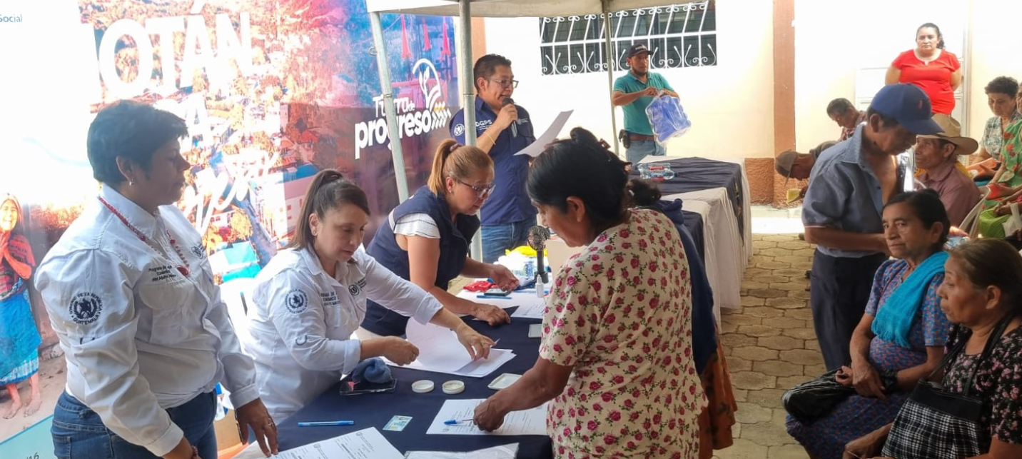 Entregan aporte económico del adulto mayor en Quiché y Chiquimula