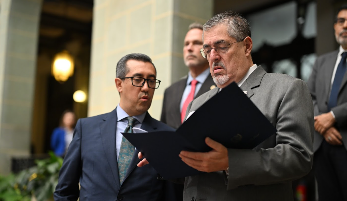 Presidente Bernardo Arévalo y el ministro de Finanzas Públicas, Jonathan Menkos. / Foto: Byron de la Cruz