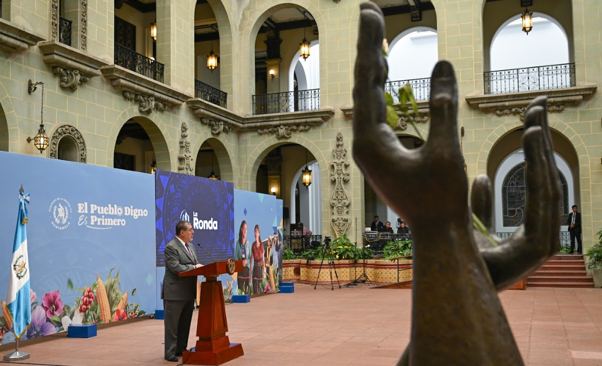 Presidente Arévalo en La Ronda de la semana informó que llevará a cabo una gira oficial por Asia. / Foro: Byron de la Cruz