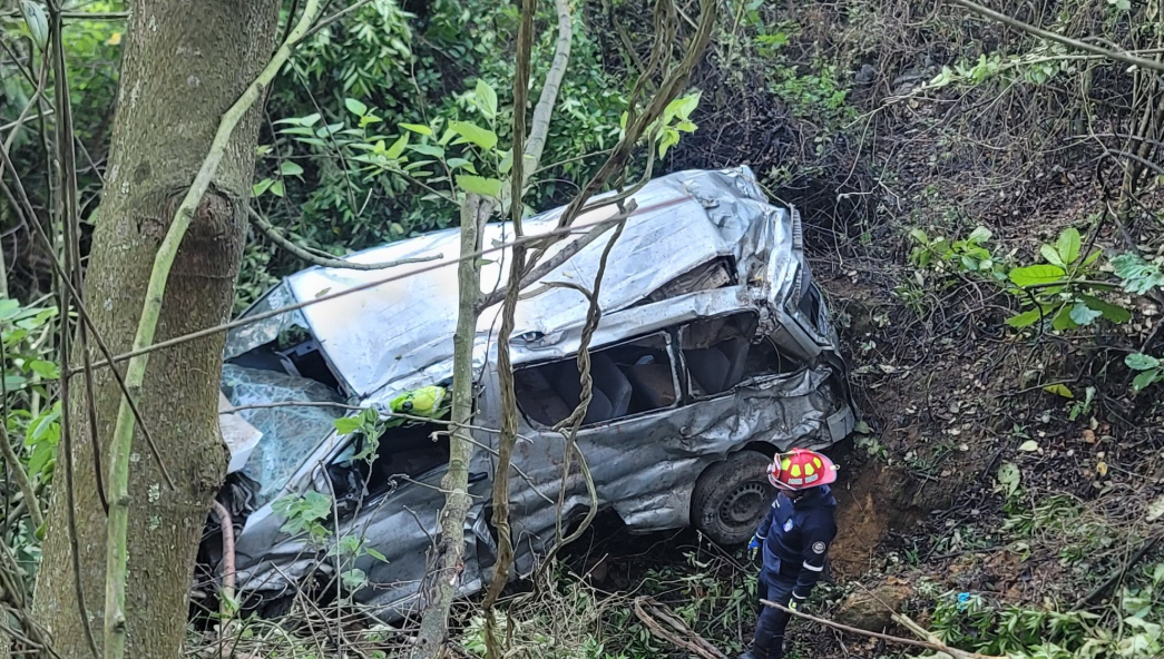 La DGT indicó que el microbús accidentado en el libramiento de Chimaltenango no contaba con tarjeta de operación para el servicio público. (Foto: ASONBOMD)