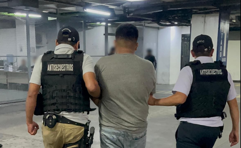 Los agentes observaron a un hombre con rasgos similares a los del reportado como desaparecido, caminando cerca del lugar donde finalmente fue detenido. / Foto: PNC