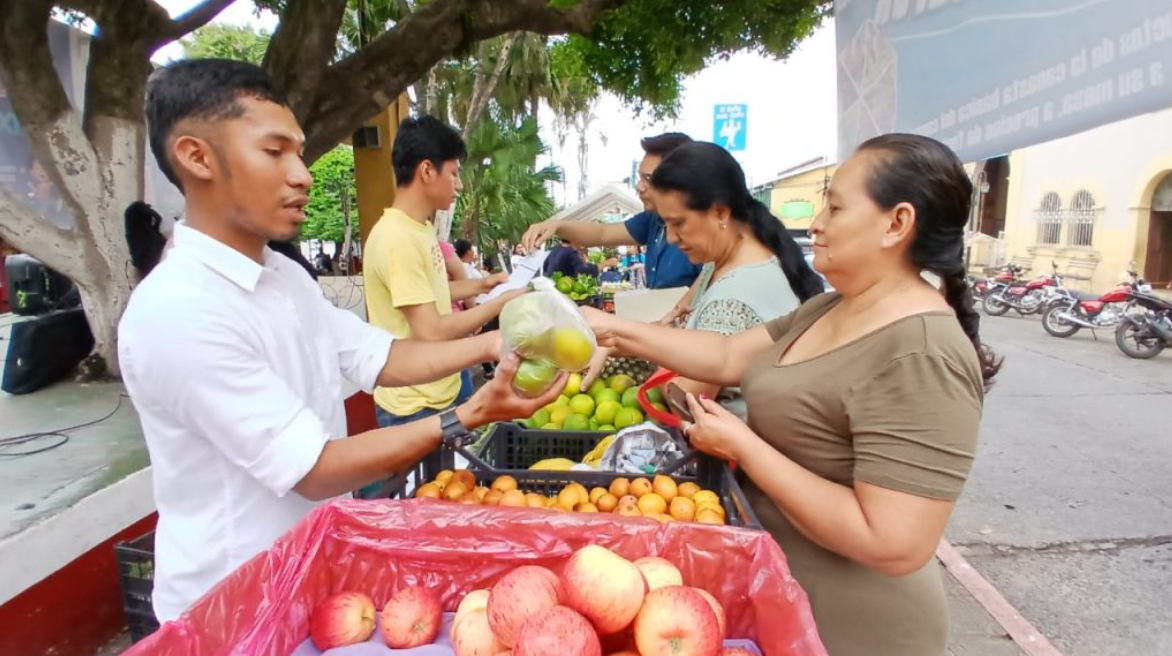Estas ferias no son solo un espacio de venta, sino un reflejo de la visión del MAGA para transformar el agro guatemalteco. / Foto: MAGA