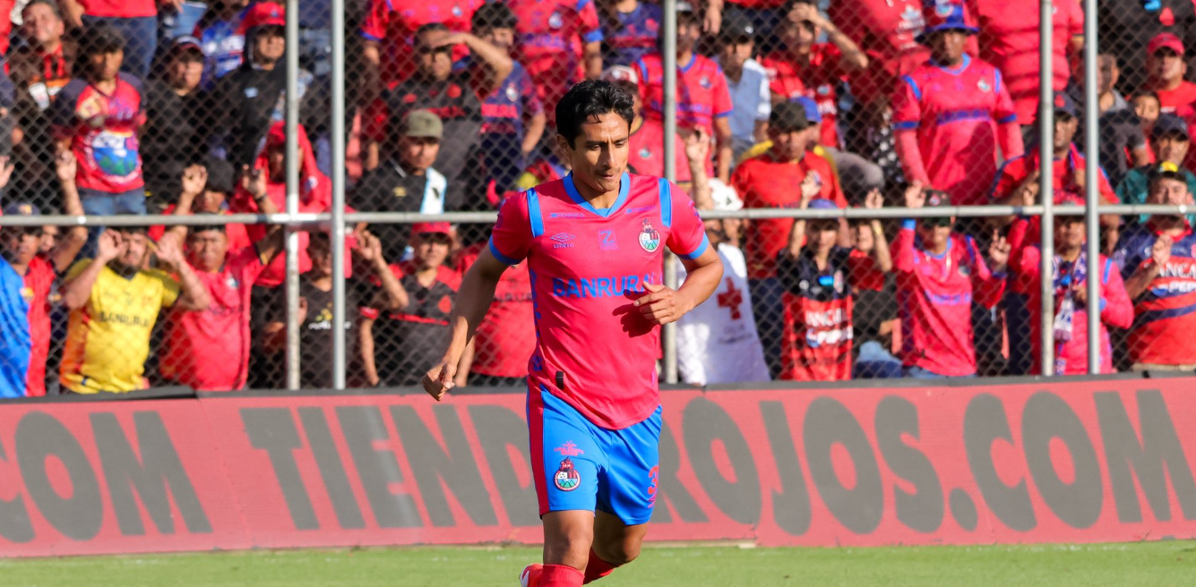 Comienza la barrida: Municipal anuncia la salida de tres jugadores