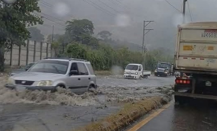 Conred alerta por inundación en km 36 de la ruta a Escuintla, a inmediaciones de Palín. / Foto: Conred.