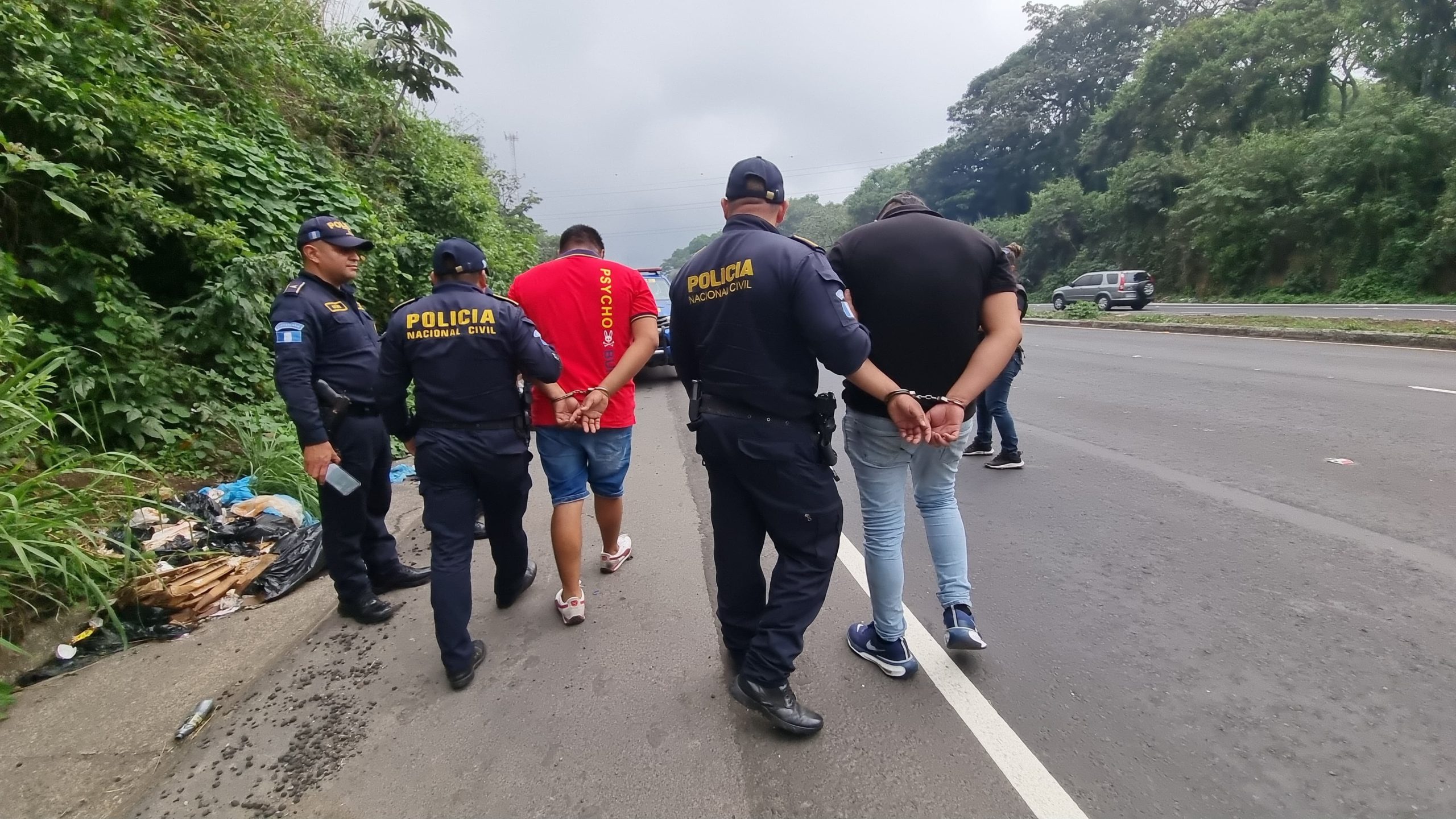 Dos hombres fueron detenidos por efectuar carreras clandestinas en la autopista Palín-Escuintla.
