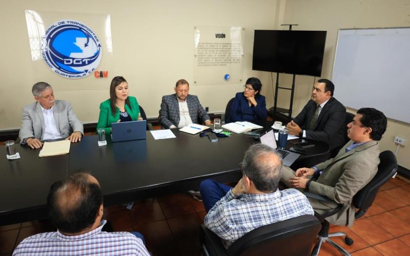 Autoridades de la DGT conversan con empresarios de transporte extraurbano de pasajeros.