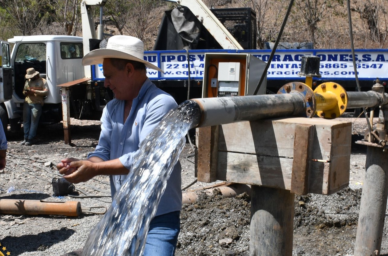 Supervisan avances del proyecto de agua potable en San José La Arada