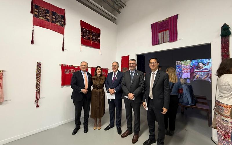 La exposición de textiles mayas en La Haya fue un escenario para el intercambio de ideas que atrajo a cientos de personas.