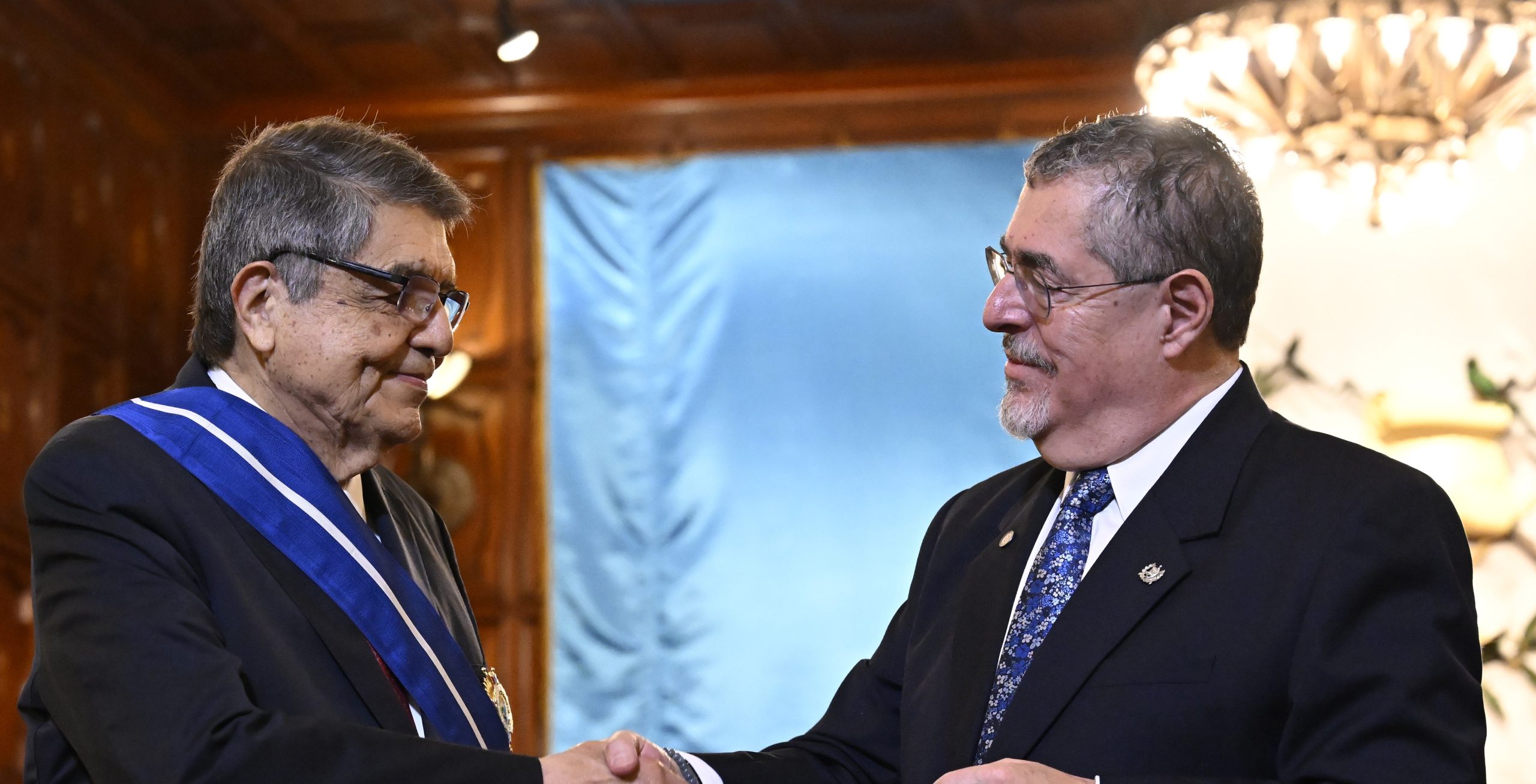 El escritor Sergio Ramírez y el presidente Bernardo Arévalo al momento de la condecoración. / Foto: Álvaro Interiano.
