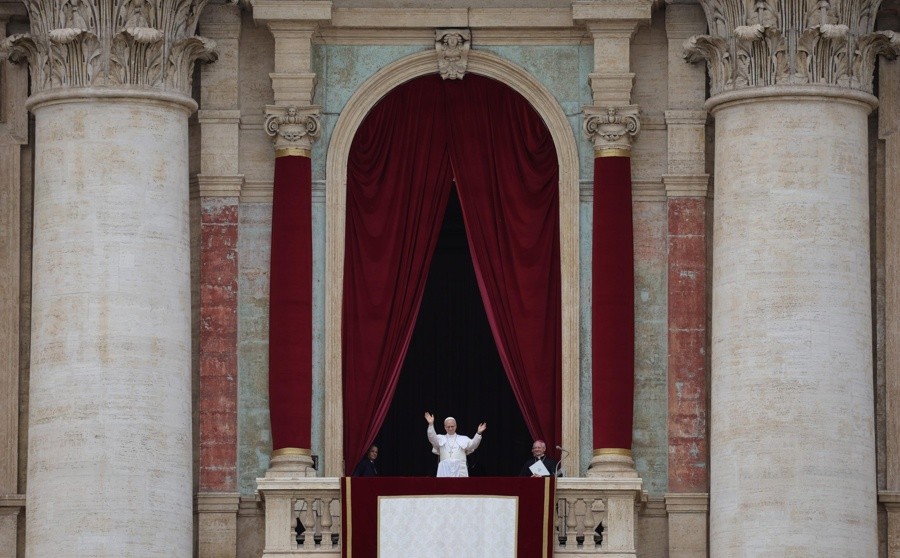 El papa León XIV saluda a las madres durante el rezo del Regina Coeli