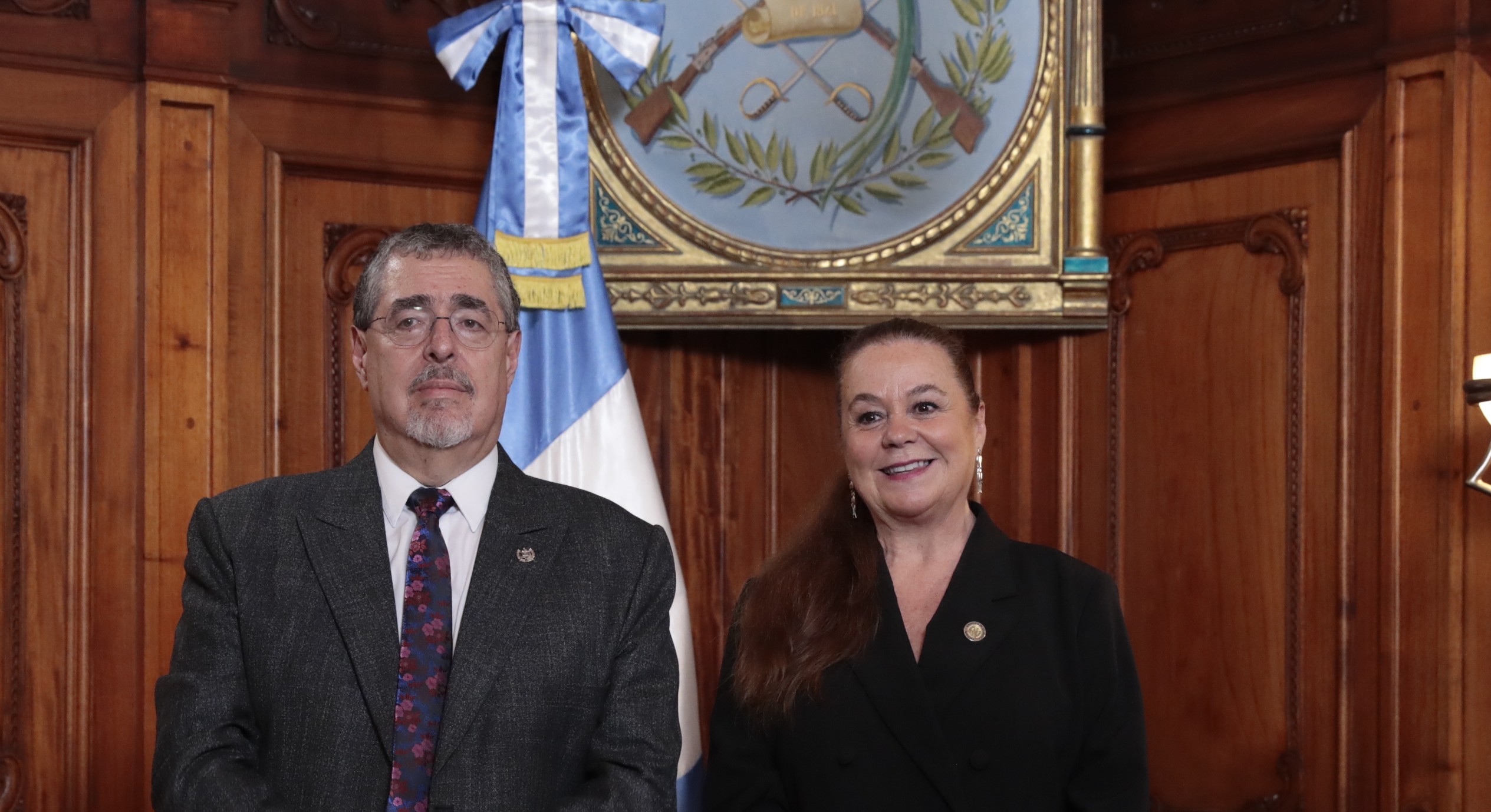 El presidente Arévalo junto a la ministra de Educación Anabella Giracca. / Foto: Alex Jacinto.
