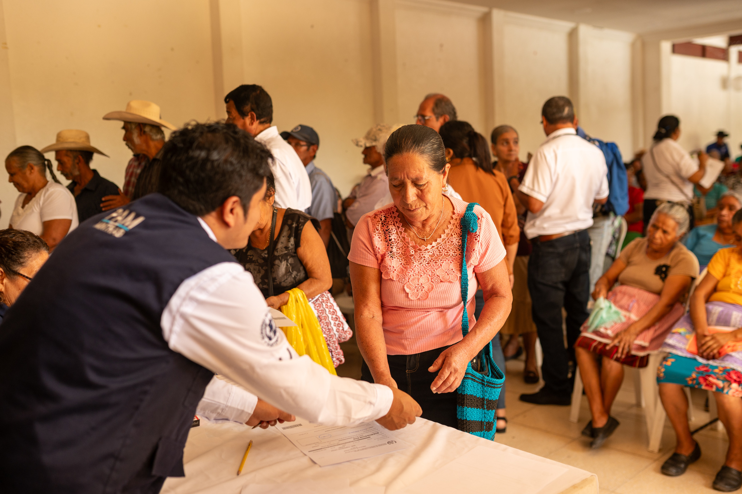 Notifican a más adultos mayores sobre su ingreso al programa. / Foto: Mintrab.
