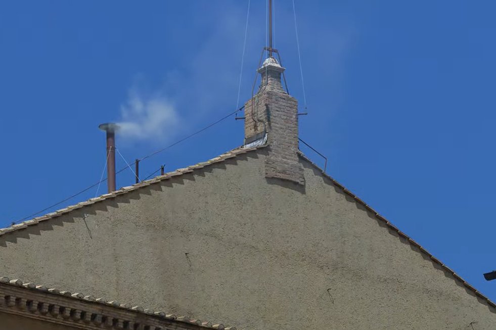 Unas pequeñas ráfagas de humo blanco, luego de la fumata de humo negro, causaron confución en la plaza de San Pedro.