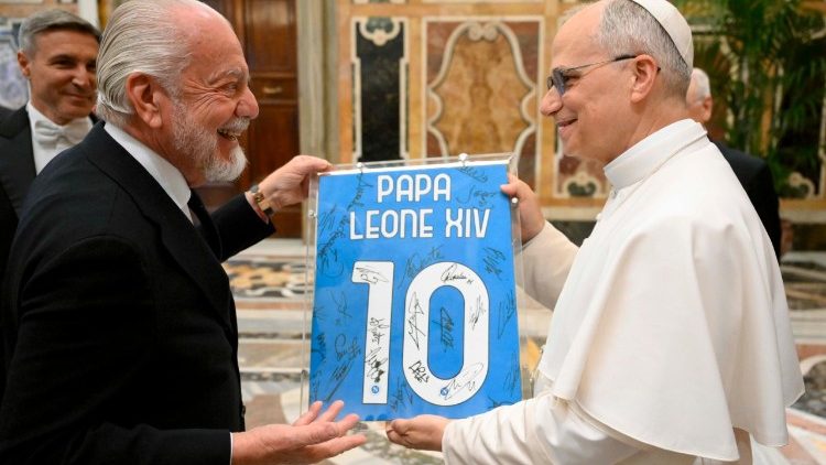 Aurelio De Laurentiis, presidente del Nápoles, obsequia una camiseta con el número 10 al papa León XIV durante la audiencia privada con el equipo.