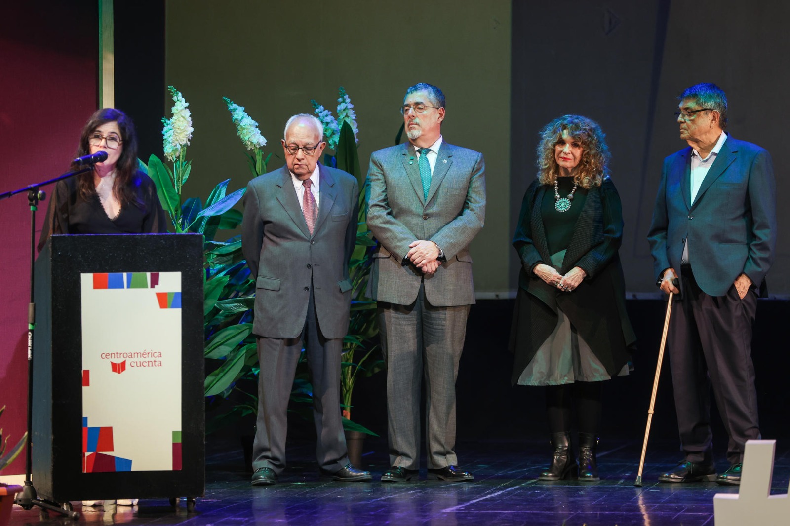 La Caja de las Letras del Instituto Cervantes recibió legado del escritor Miguel Ángel Asturias. En la foto, el hijo de Asturias, -segundo por la izquierda- y el presidente Bernardo Arévalo. / Foto: EFE.