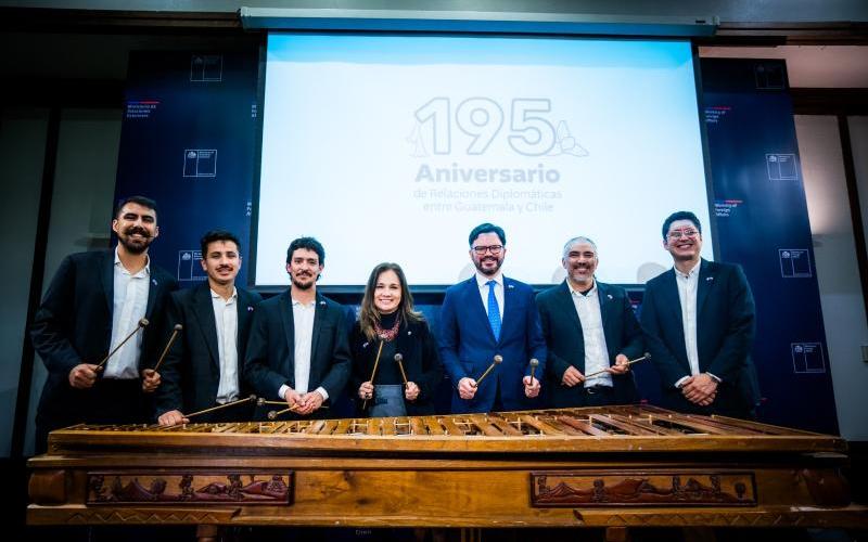 Un concierto de marimba dio el toque musical en la conmemoración de 195 años de relaciones diplomáticas entre Chile y Guatemala.