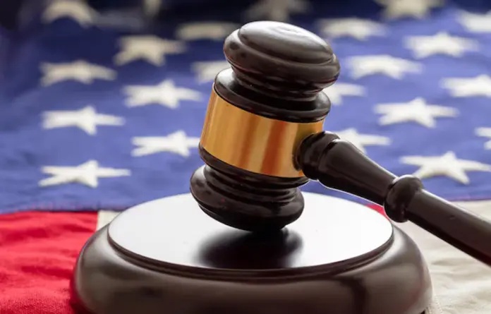 Una corte de EE. UU. suspende fallo de tribunal que suspendió la aplicación de aranceles impuestos por el presidente Trump.