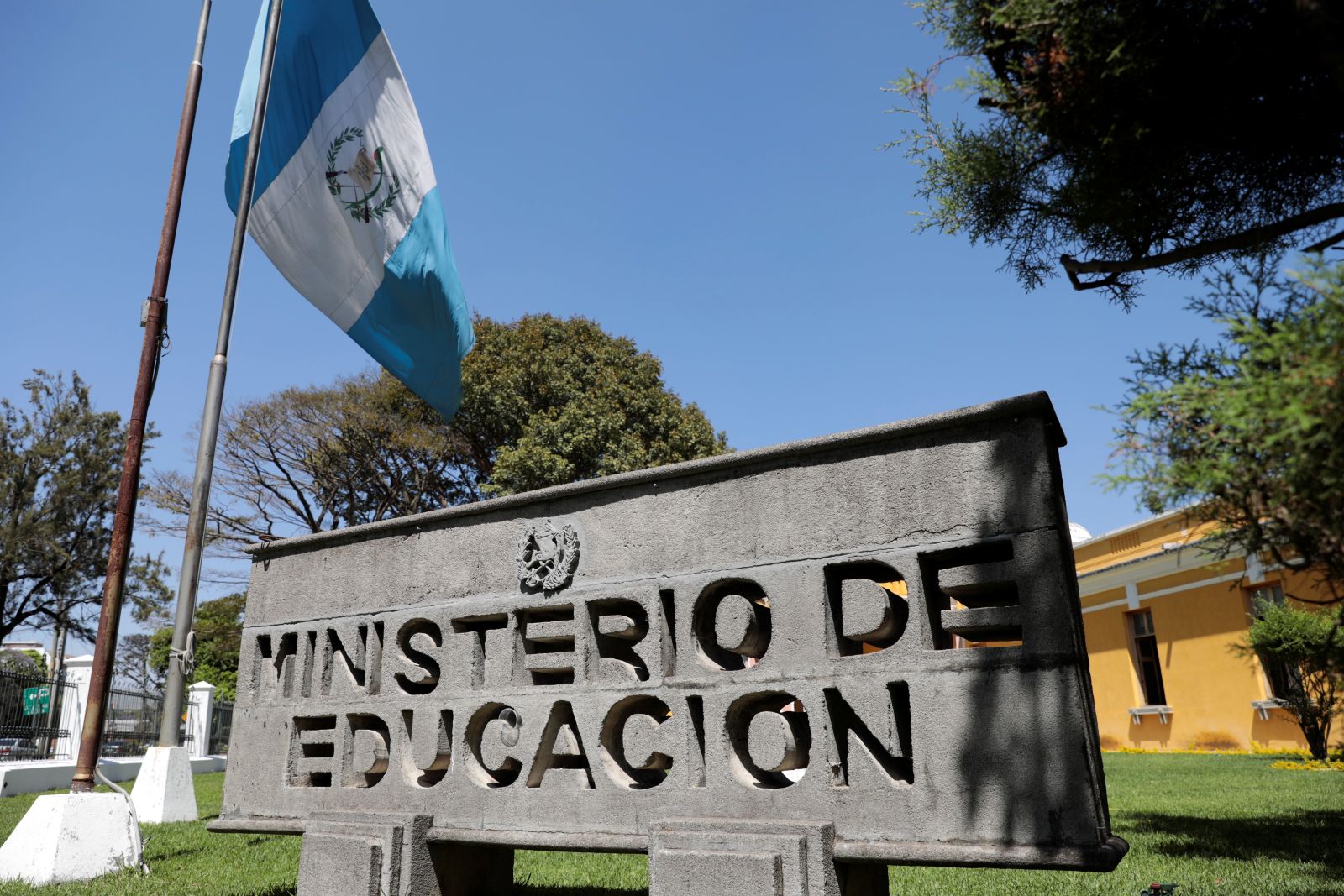 El Ministerio de Educación emite regulaciones para los distintos bonos que se otorgan a personal de esa cartera.