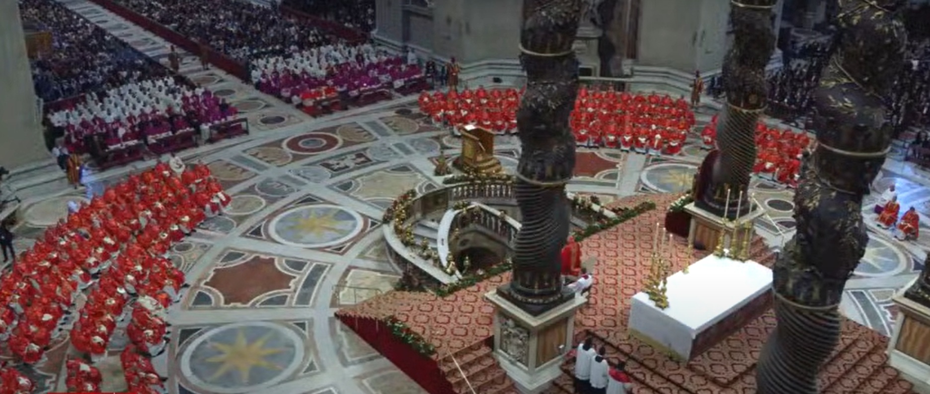 Los cardenales participaron en una misa antes del almuerzo para luego encerrarse en la Capilla Sixtina para elegir un nuevo papa.