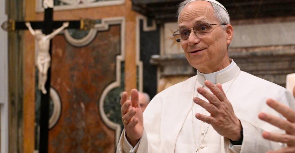 El papa León XIV instó a los diplomáticos ante la Santa Sede a defender la dignidad de los migrantes. /Foto: Vatican News
