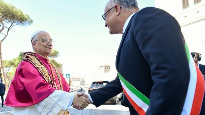 El alcalde de Roma saluda al papa León XIV a su llegada a la catedral de San Juan de Letrán, donde tomó posesión como obispo de esa ciudad.