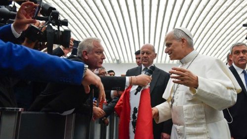 El papa León XIV saluda a miembros de los medios de comunicación en el aula Paulo VI, en el Vaticano.